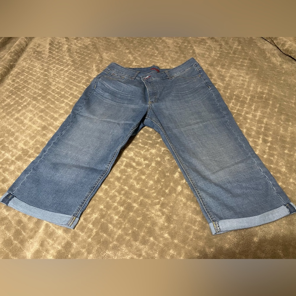 Medium light blue wrangler women’s capri jeans size 18m